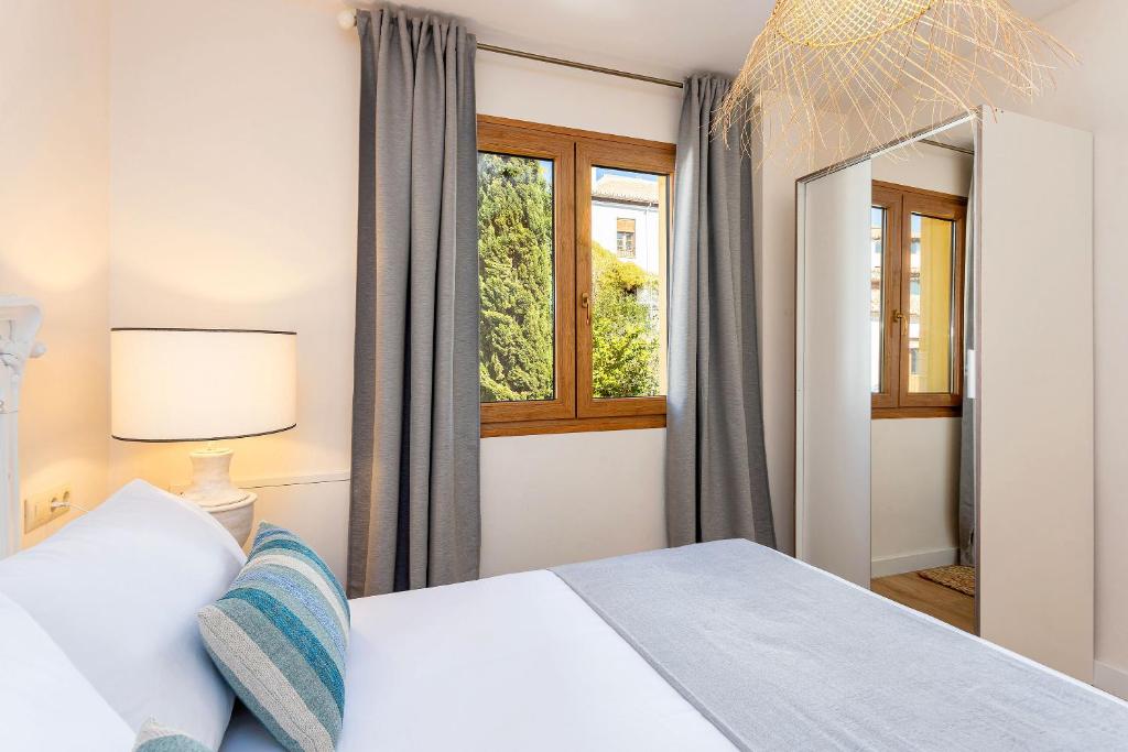 Postel nebo postele na pokoji v ubytování Genteel Home Alhacaba