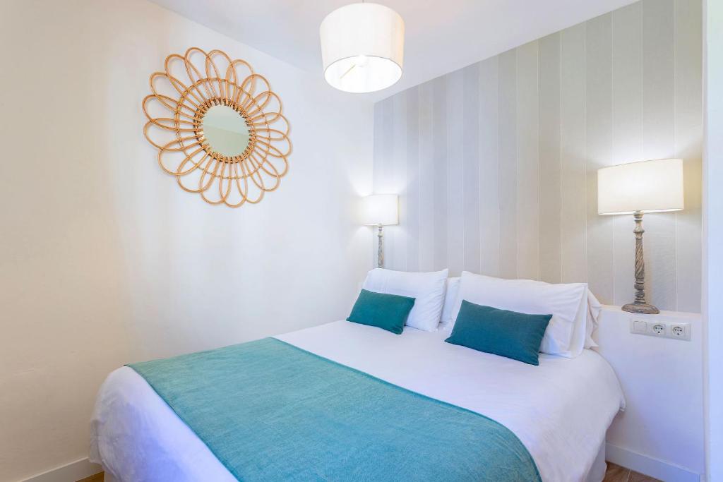 Postel nebo postele na pokoji v ubytování Genteel Home Alhacaba
