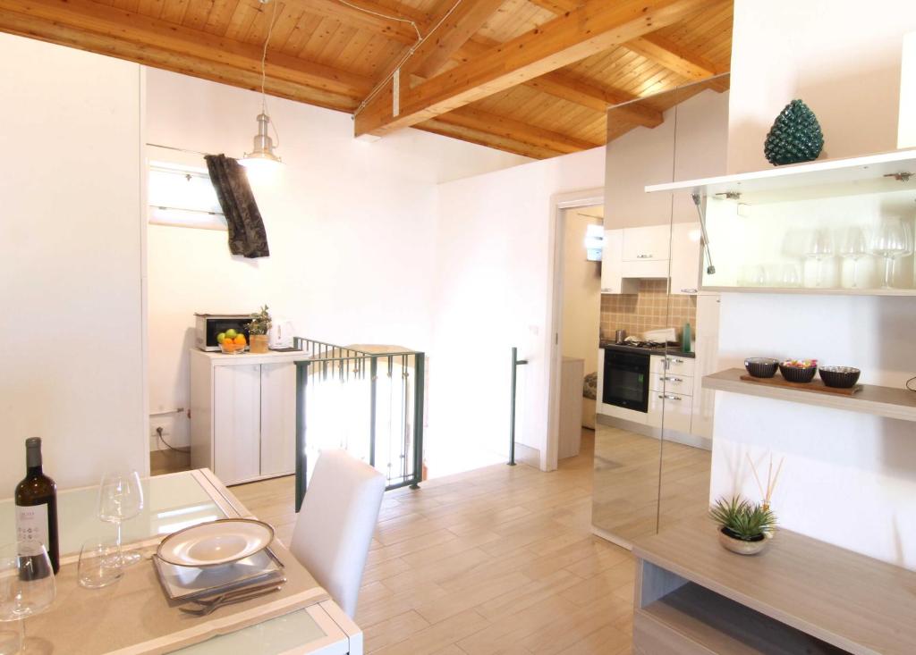 eine Küche und ein Wohnzimmer mit einem Tisch und einem Esszimmer in der Unterkunft Casa al Teatro in Syrakus