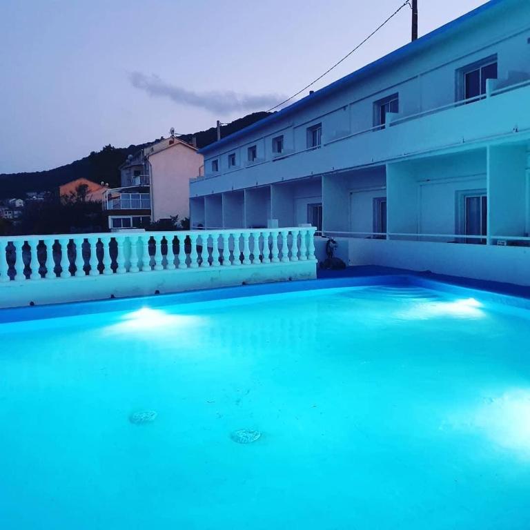 Bazén v ubytování Hotel Ariana nebo v jeho okolí
