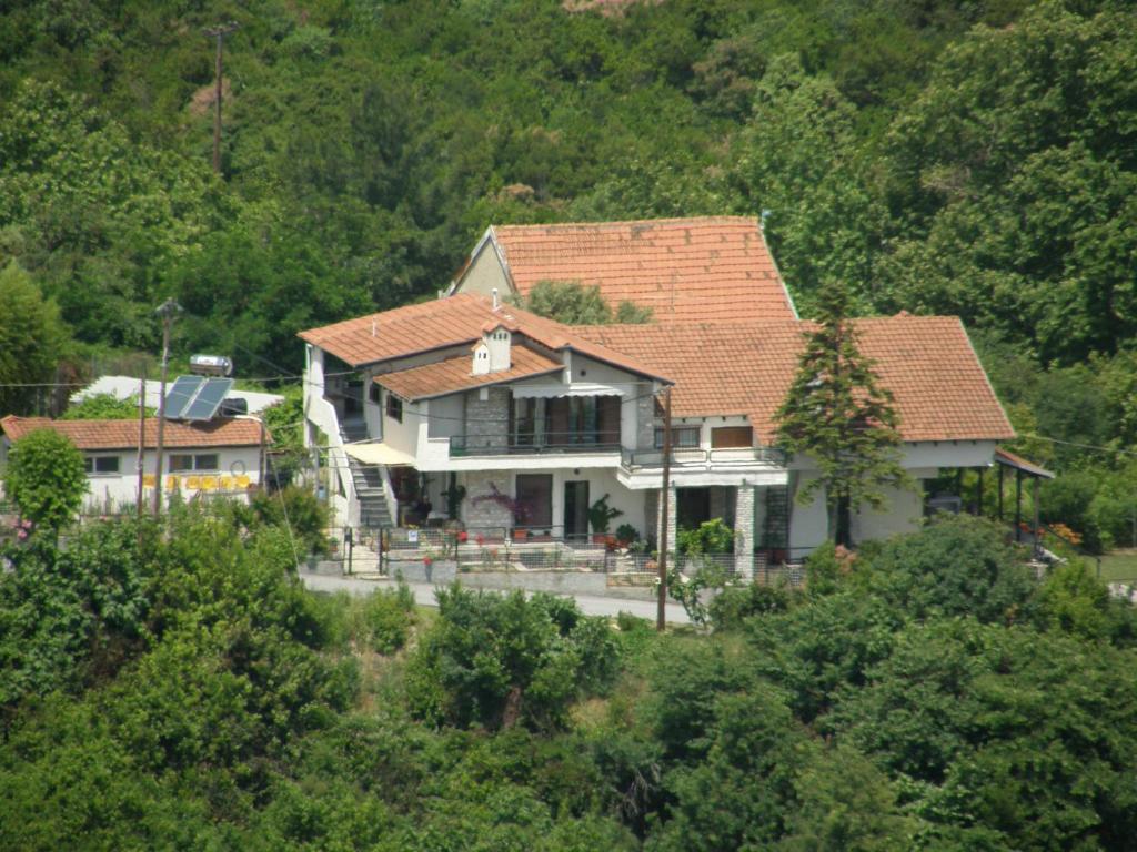 una gran casa blanca con techo rojo en Orfeas -Vacation Home, en Paralia Panteleimonos