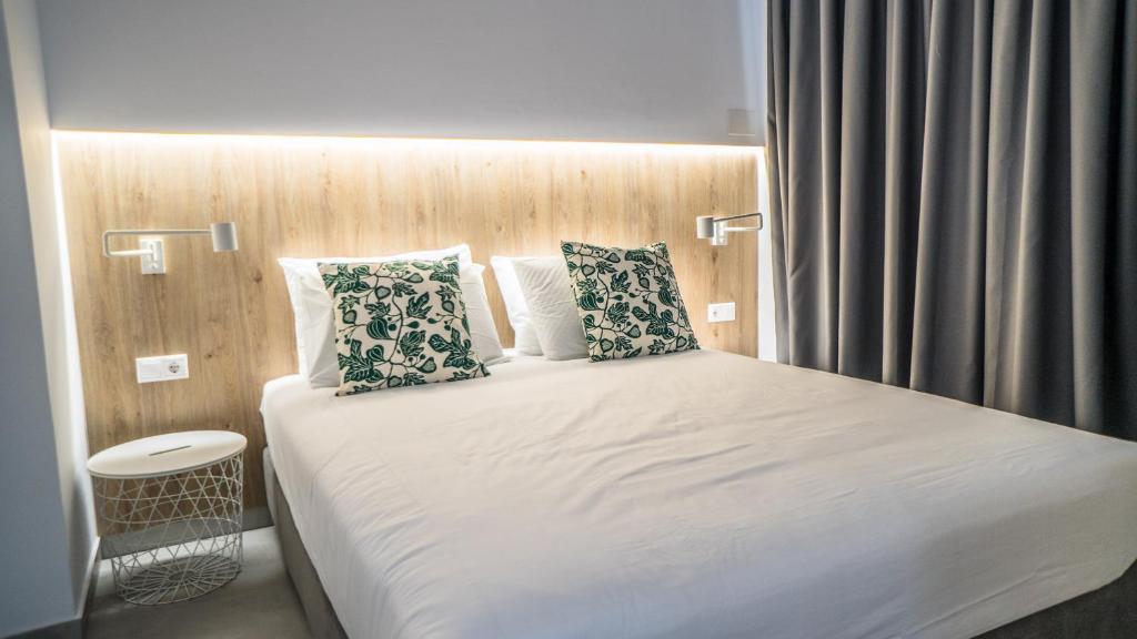 Postel nebo postele na pokoji v ubytování Anfi Suites