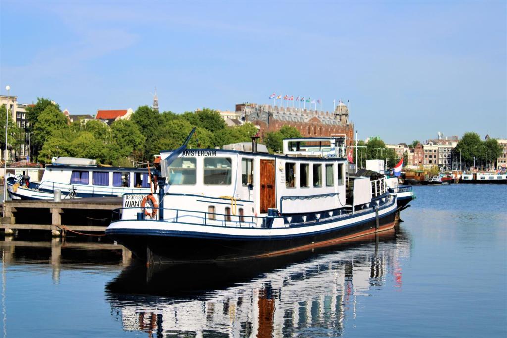 un barco está atracado en un muelle en el agua en Passengership Avanti, en Ámsterdam