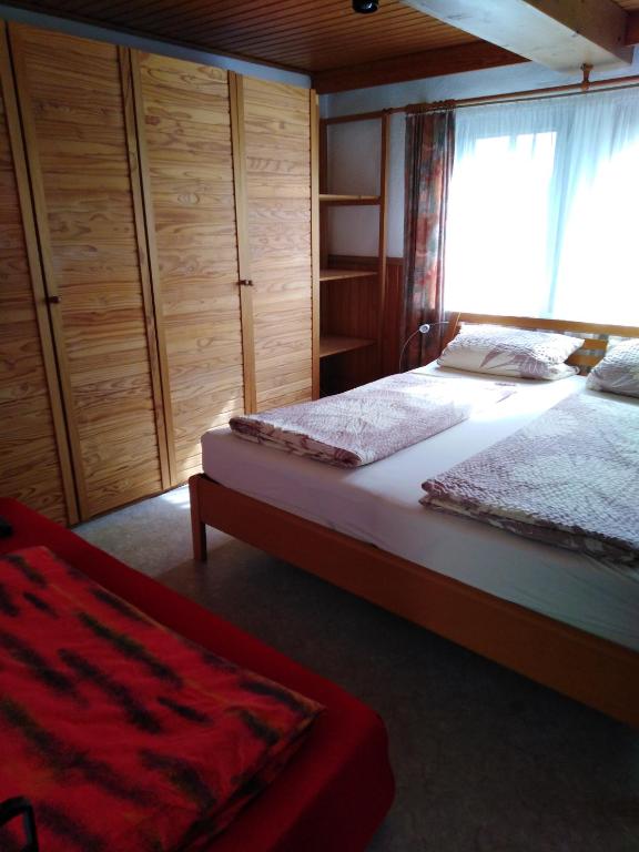 Postel nebo postele na pokoji v ubytování Fachwerkhaus in D 63667 Nidda für 8 bis 12 Personen