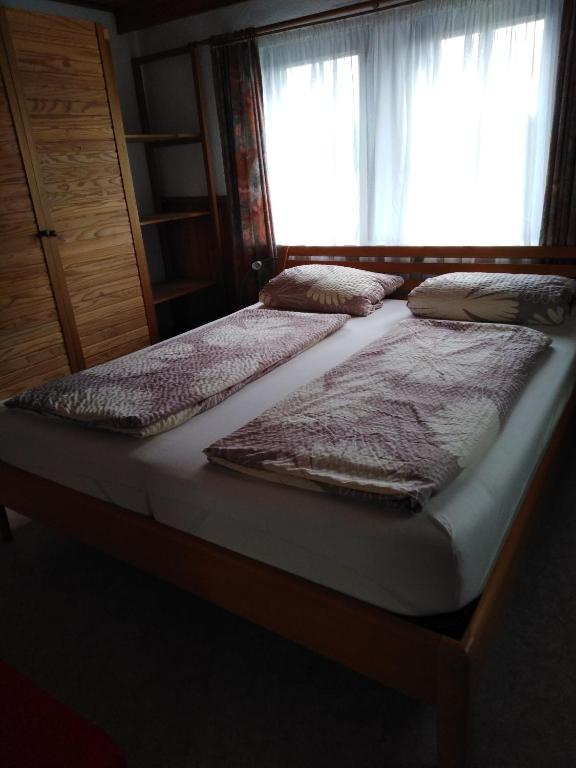 Postel nebo postele na pokoji v ubytování Fachwerkhaus in D 63667 Nidda für 8 bis 12 Personen