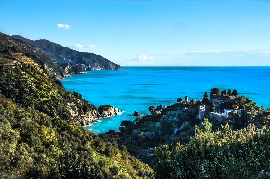 uma vista para o oceano a partir de uma colina em La Cabana Cinque Terre Monterosso em Monterosso al Mare