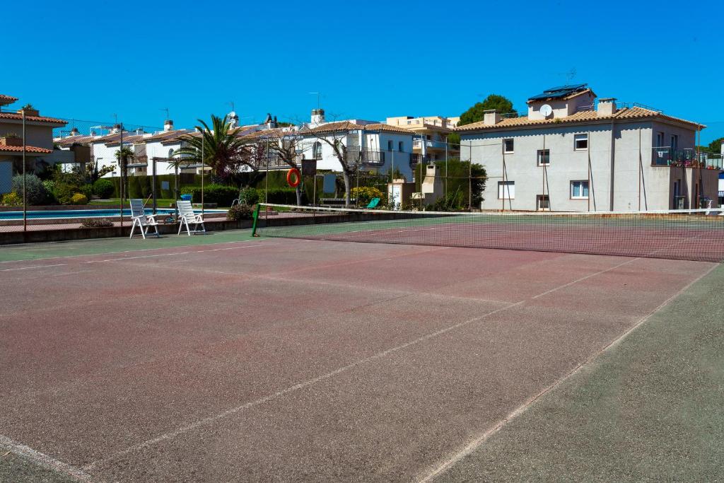 Tenis alebo squash v ubytovaní Apartamentos Stil Mar Anna - L'Escala Stil Mar alebo jeho okolí
