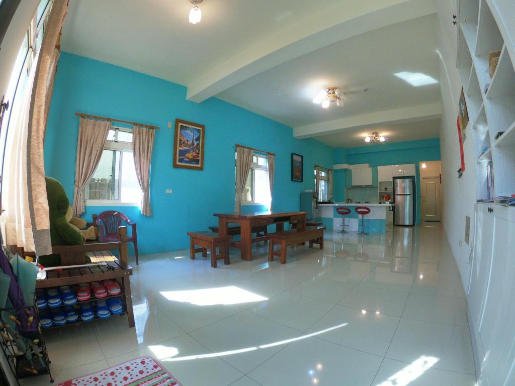 Hsia-hsi-chou的住宿－碧山左岸民宿，一间设有蓝色墙壁和桌子的大客厅