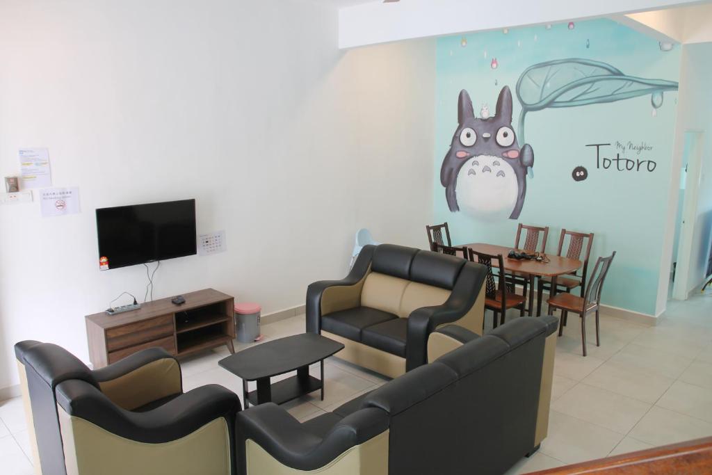 een wachtkamer met stoelen en een tafel en een tv bij Bricks Terrace House 4R 3BR (Near to Night Market) in Brinchang