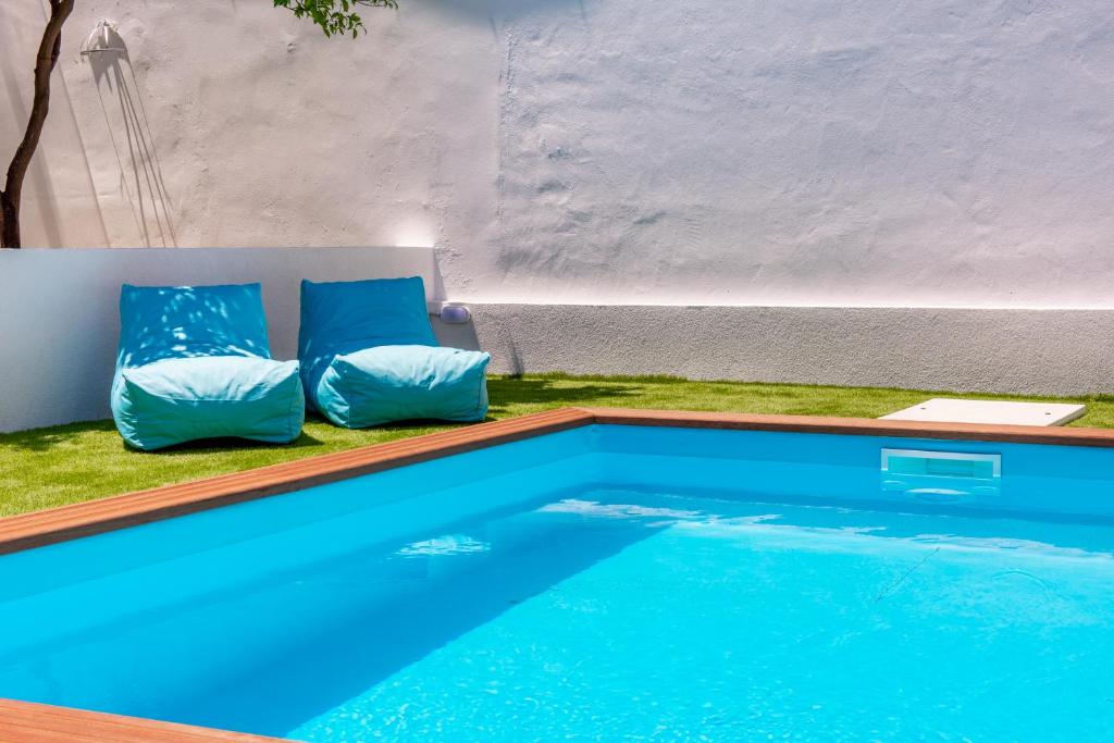 阿爾戈斯托利的住宿－Villa Siora Agiolina，游泳池旁设有蓝色枕头