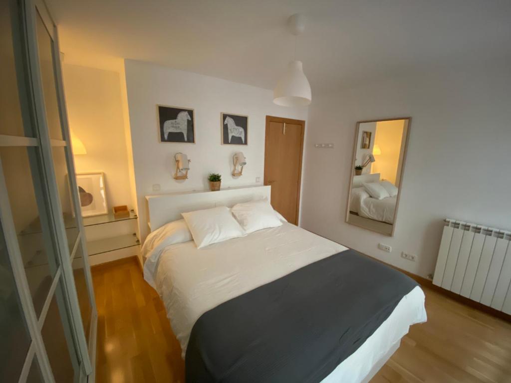 a bedroom with a large white bed in a room at Apartamento La Sal in León
