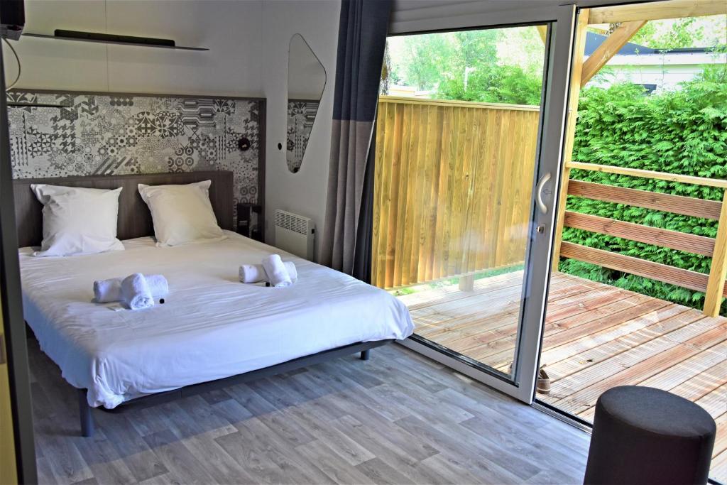 two stuffed teddy bears on a bed in a bedroom at Lodges du Sancy in Murol