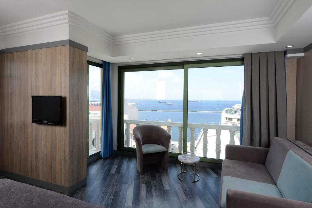 una habitación de hotel con vistas al océano en Hotel Marla, en Izmir