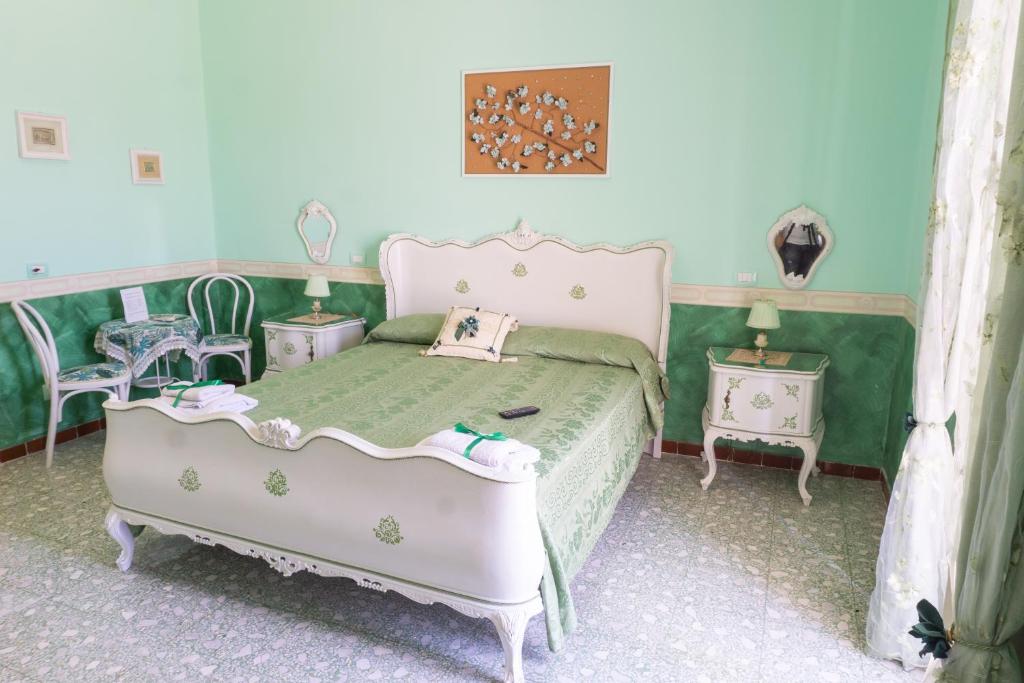 1 dormitorio con 1 cama blanca y 2 mesitas de noche en B&B Fabiola, en Pompeya