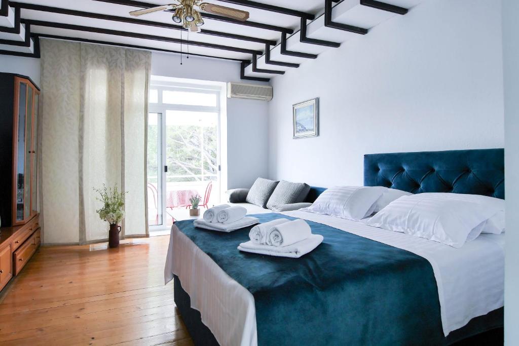 1 dormitorio con 1 cama grande y 2 toallas. en Apartment Beach Makarska, en Makarska