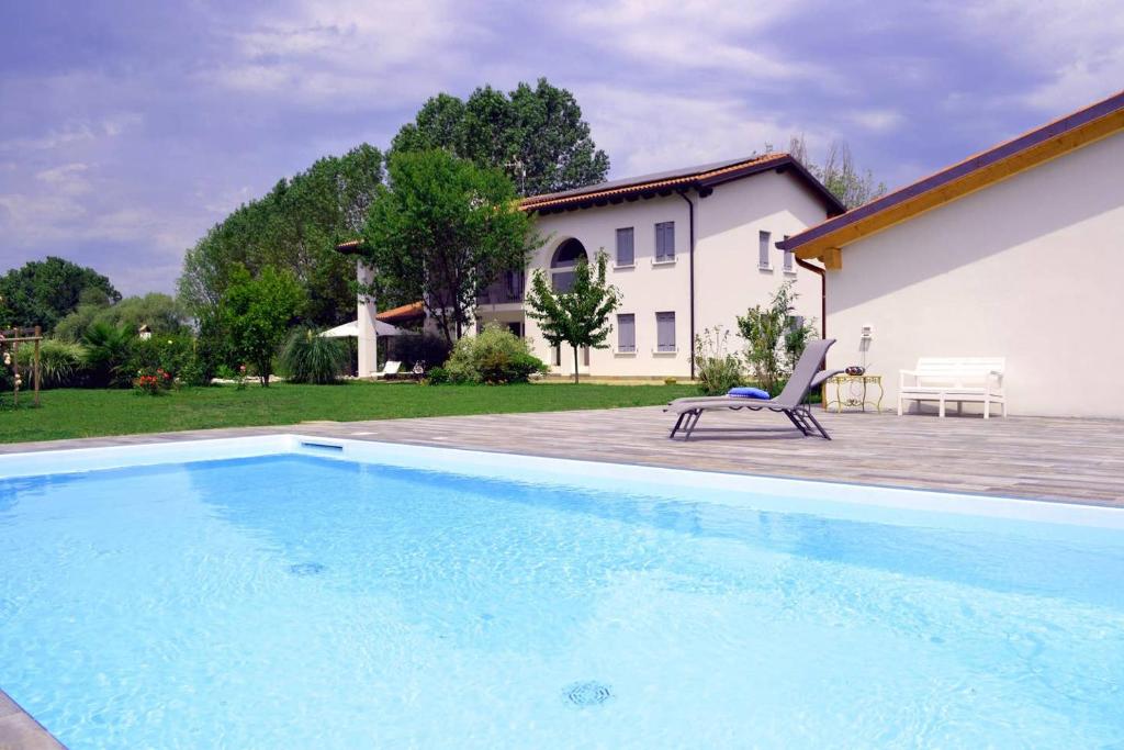 בריכת השחייה שנמצאת ב-Pool & Garden Villa Lelia או באזור