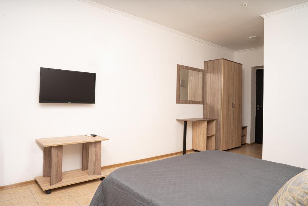 TV a/nebo společenská místnost v ubytování Парадиз