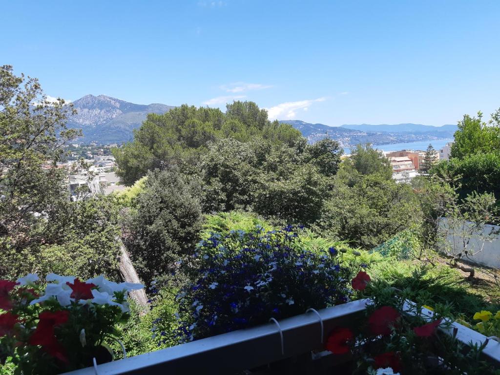 a view from the balcony of a garden with flowers at Résidence climatisée, belle vue, 5min de la plage. in Roquebrune-Cap-Martin