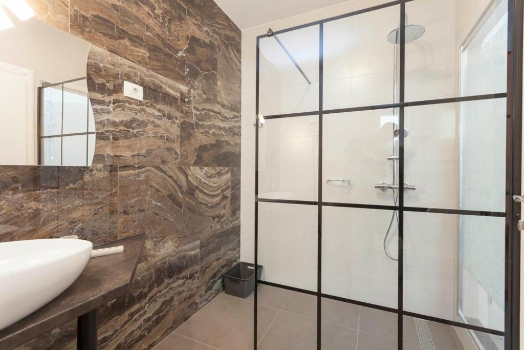 Kúpeľňa v ubytovaní Villa Cupido in Makarska, private pool