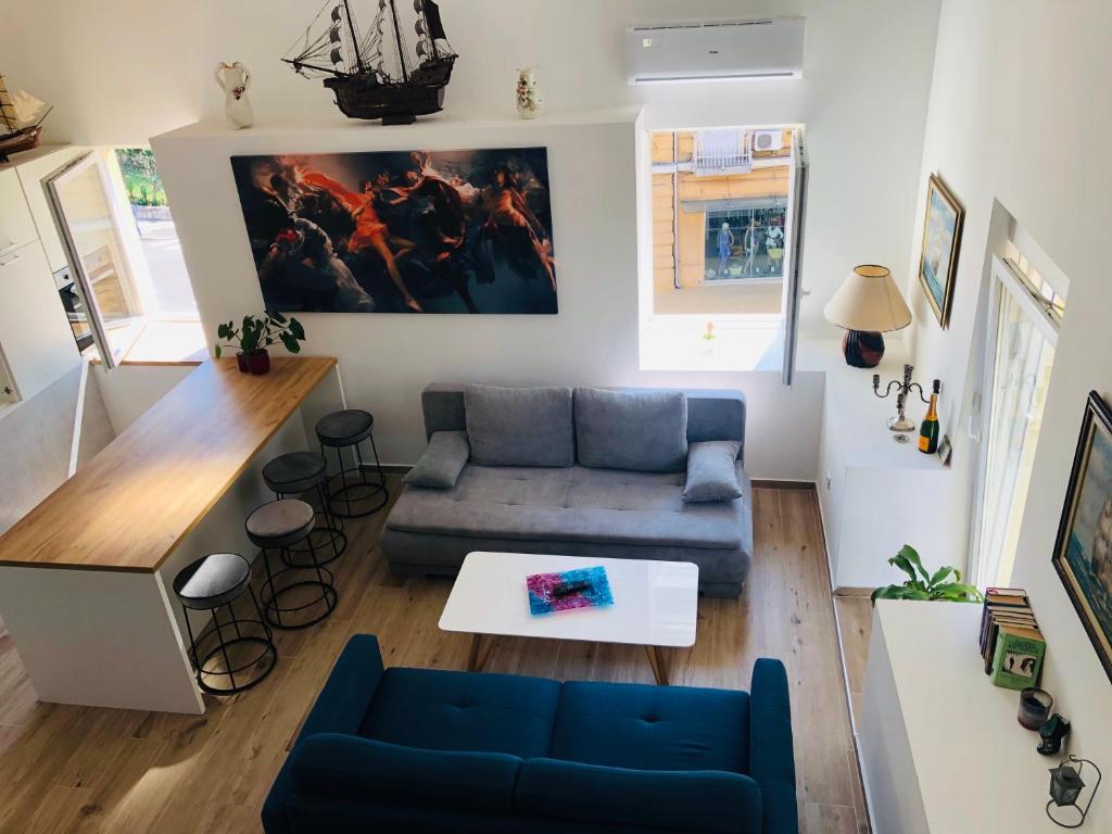 salon z niebieską kanapą i stołem w obiekcie Apartment Andreja, Opatija city center w mieście Opatija