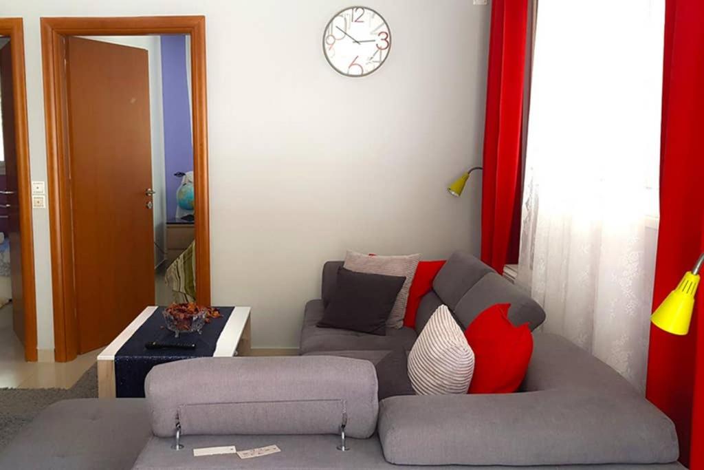 Posezení v ubytování Renovated lovely apartment near airport & sea
