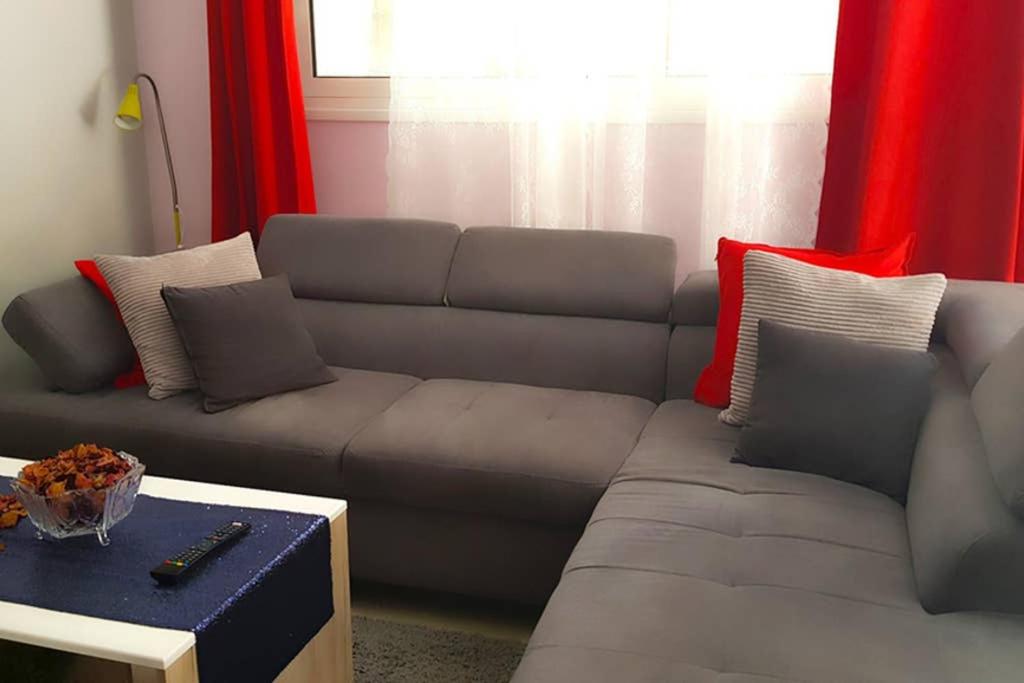 Posezení v ubytování Renovated lovely apartment near airport & sea
