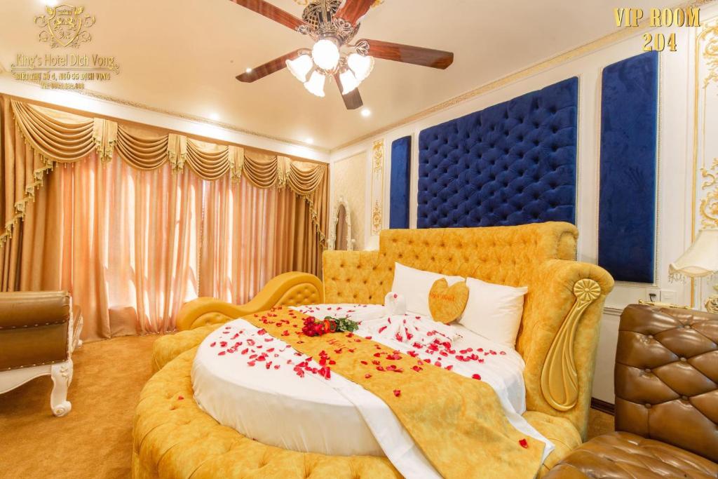 een slaapkamer met een groot bed met rode bloemen erop bij King's Hotel Dịch Vọng in Hanoi