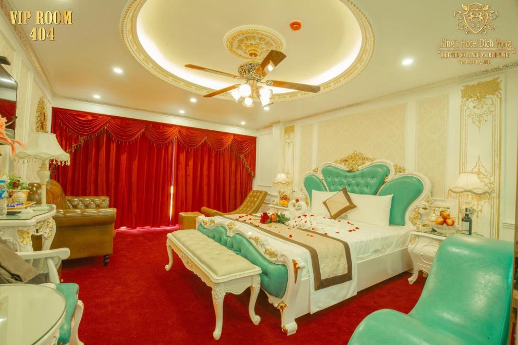 Postel nebo postele na pokoji v ubytování King's Hotel Dịch Vọng