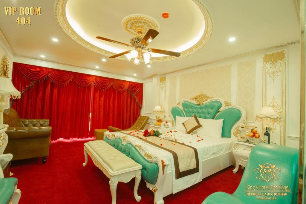 Postel nebo postele na pokoji v ubytování King's Hotel Dịch Vọng