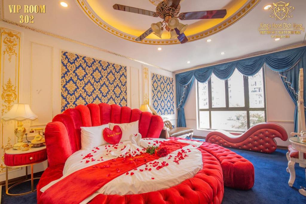 Postel nebo postele na pokoji v ubytování King's Hotel Dịch Vọng