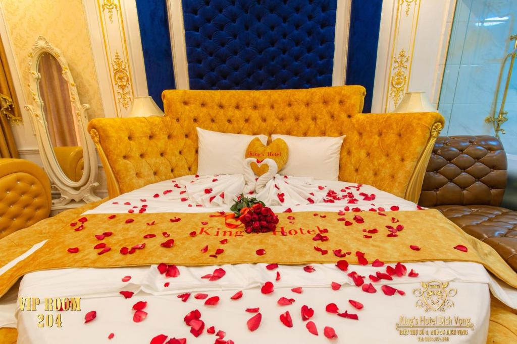 Postel nebo postele na pokoji v ubytování King's Hotel Dịch Vọng