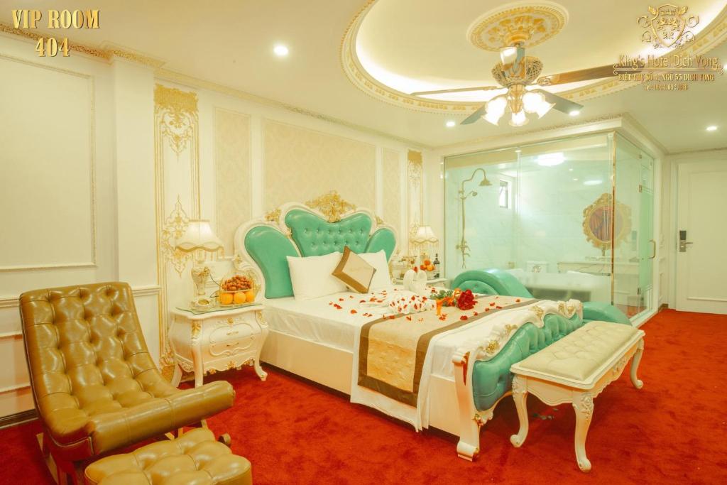 Postel nebo postele na pokoji v ubytování King's Hotel Dịch Vọng