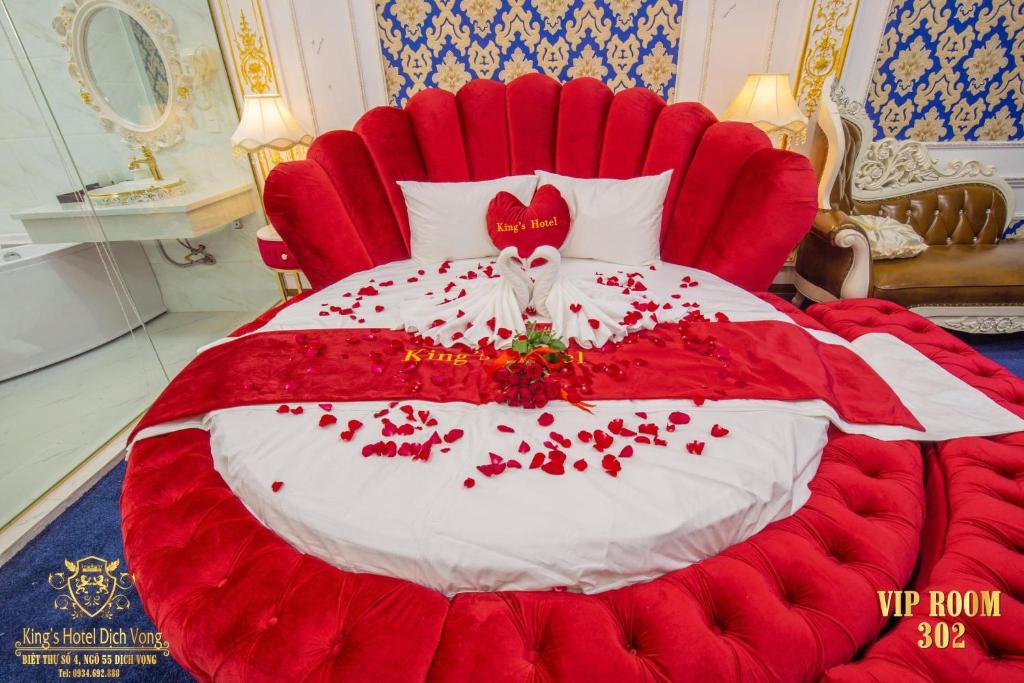 Postel nebo postele na pokoji v ubytování King's Hotel Dịch Vọng
