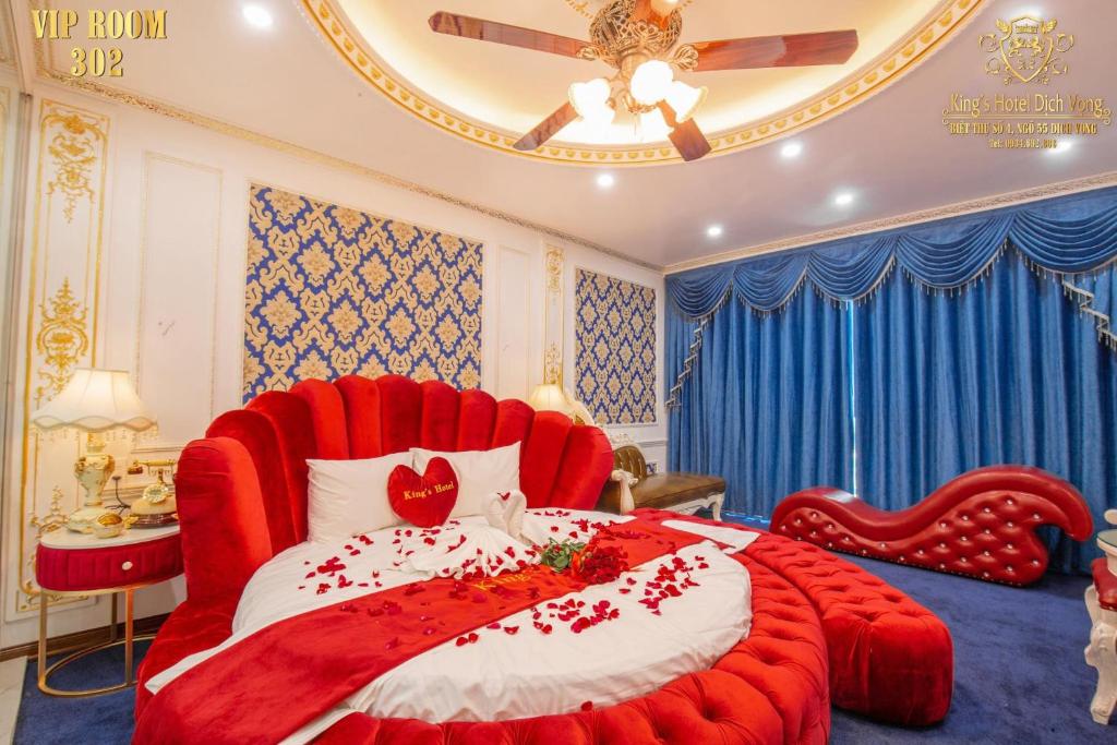 Postel nebo postele na pokoji v ubytování King's Hotel Dịch Vọng