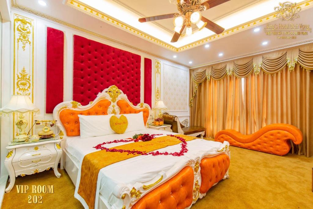 Postel nebo postele na pokoji v ubytování King's Hotel Dịch Vọng