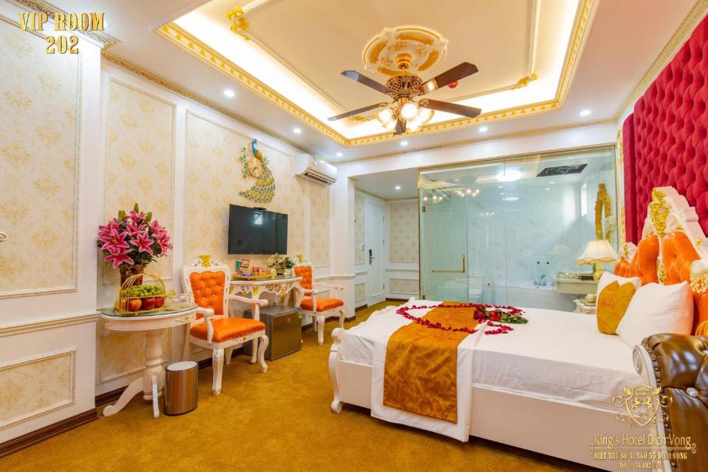 TV a/nebo společenská místnost v ubytování King's Hotel Dịch Vọng