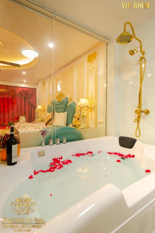 Postel nebo postele na pokoji v ubytování King's Hotel Dịch Vọng