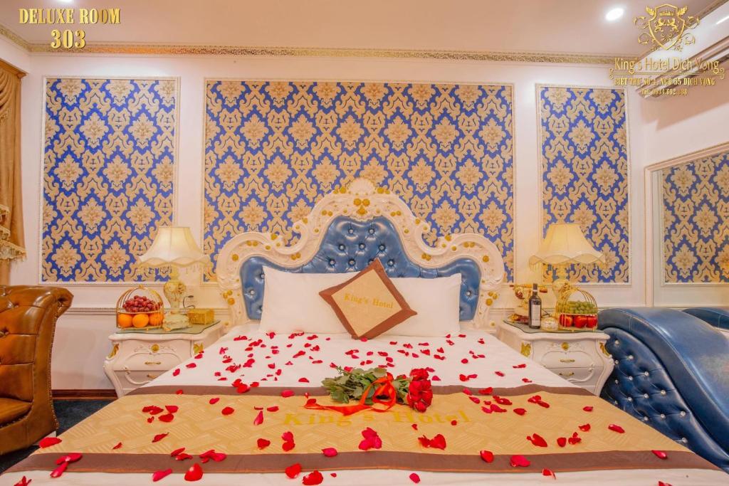 Postel nebo postele na pokoji v ubytování King's Hotel Dịch Vọng