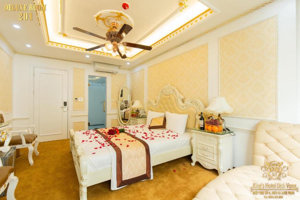 Postel nebo postele na pokoji v ubytování King's Hotel Dịch Vọng