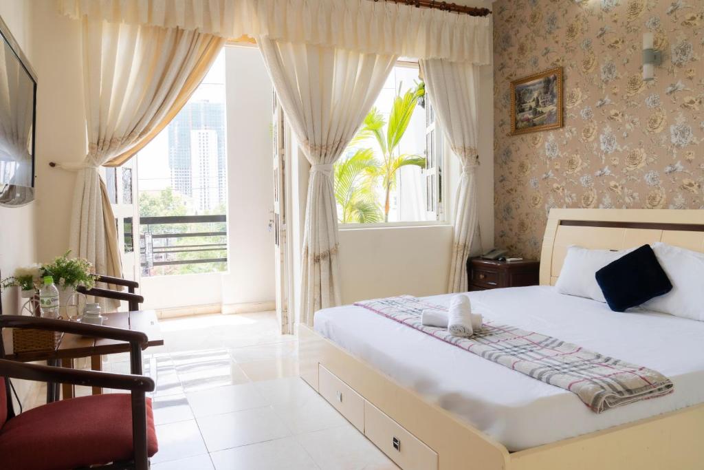 Giường trong phòng chung tại Aqua Nhu Huynh Hotel