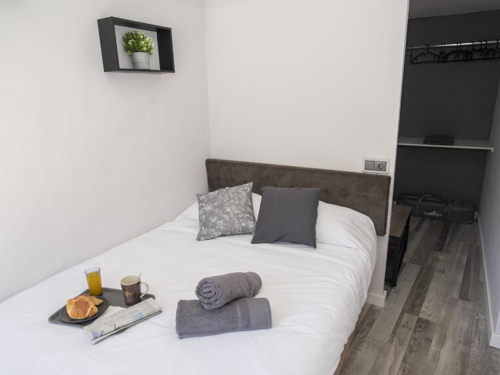 A bed or beds in a room at Elegante Apartamento para 5 en el centro de Cáceres con wifi