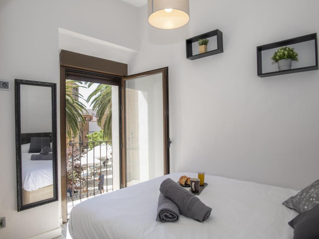 A bed or beds in a room at Elegante Apartamento para 5 en el centro de Cáceres con wifi