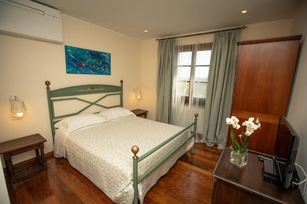A bed or beds in a room at Agriturismo Le Anfore
