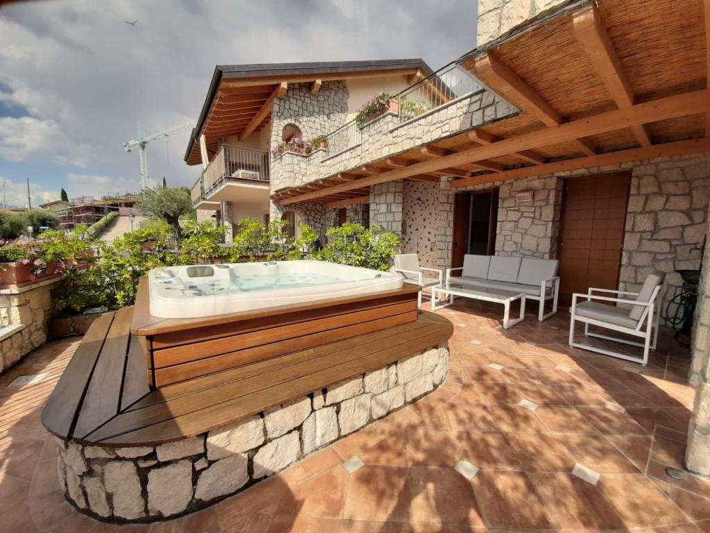 Balkon lub taras w obiekcie BMP APARTMENT DELUXE 2 JACUZZI RISCALDATA PRIVATA vista Lago di Garda
