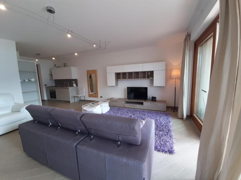Część wypoczynkowa w obiekcie BMP APARTMENT DELUXE 2 JACUZZI RISCALDATA PRIVATA vista Lago di Garda