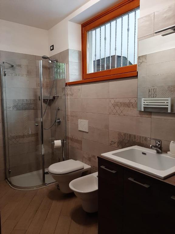 Łazienka w obiekcie BMP APARTMENT DELUXE 2 JACUZZI RISCALDATA PRIVATA vista Lago di Garda