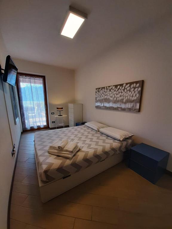 sypialnia z dużym łóżkiem w pokoju w obiekcie BMP APARTMENT DELUXE 2 JACUZZI RISCALDATA PRIVATA vista Lago di Garda w Brenzone sul Garda
