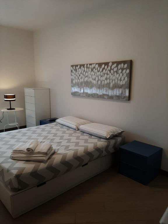 Łóżko lub łóżka w pokoju w obiekcie BMP APARTMENT DELUXE 2 JACUZZI RISCALDATA PRIVATA vista Lago di Garda
