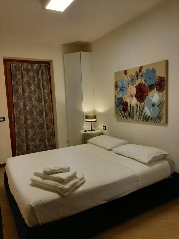 sypialnia z łóżkiem i dwoma ręcznikami na nim w obiekcie BMP APARTMENT DELUXE 2 JACUZZI RISCALDATA PRIVATA vista Lago di Garda w Brenzone sul Garda