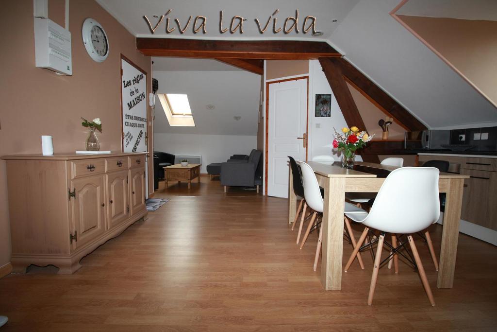 eine Küche und ein Esszimmer mit einem Tisch und Stühlen in der Unterkunft VIVA LA VIDA in La Fère